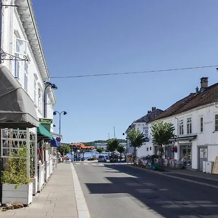 Awesome In W/ Wifi And 4 Bedrooms Feriehus Risør